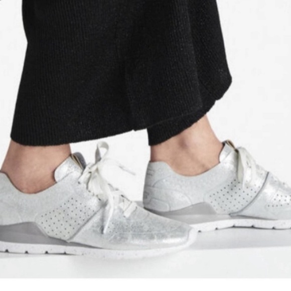 Ugg Australia Metallic Perforated Treadlite Stradust Lace Up Leather Sneakers - Picture 1 of 5